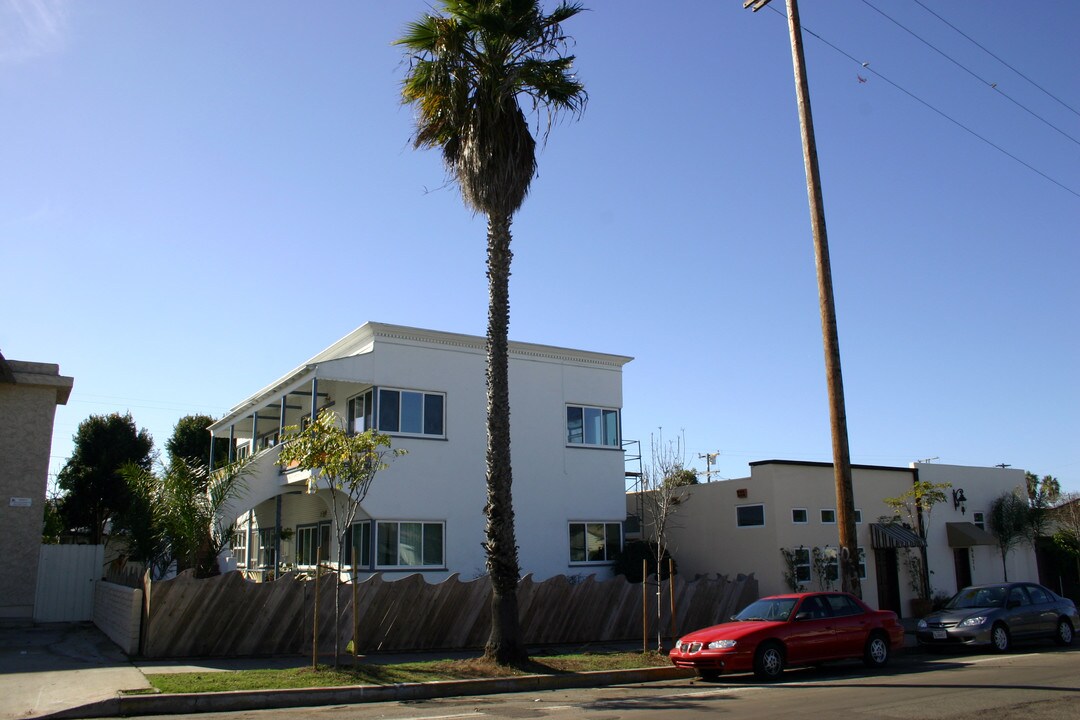 Voltaire St Apts and Market in San Diego, CA - Foto de edificio