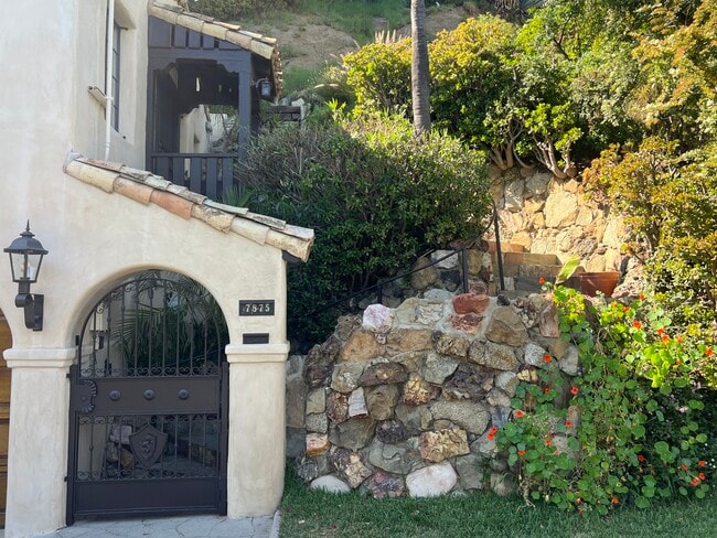 7875 Hillside Ave in Los Angeles, CA - Building Photo - Building Photo