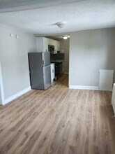 100 E Holly in Oaklyn, NJ - Foto de edificio - Building Photo