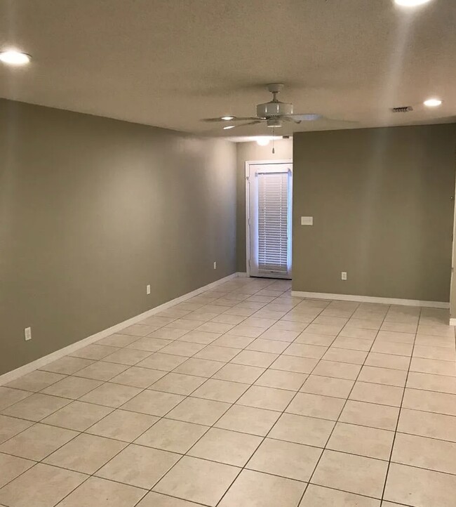 104 Andalusia Rd in Mary Esther, FL - Foto de edificio - Building Photo