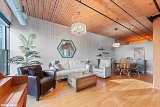 411 W Ontario St, Unit 405 in Chicago, IL - Building Photo - Building Photo