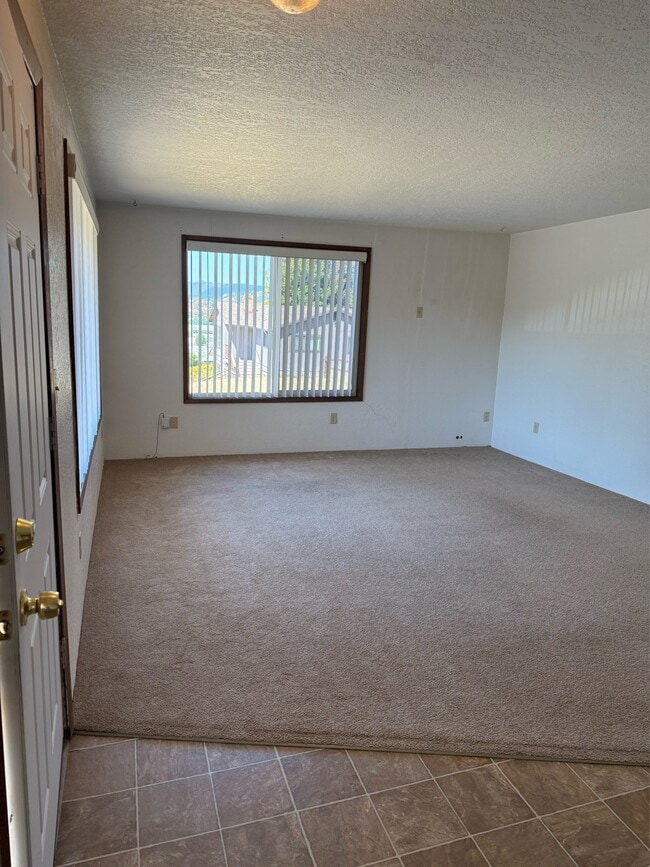 1036 NE Barager Ave in Roseburg, OR - Building Photo - Building Photo