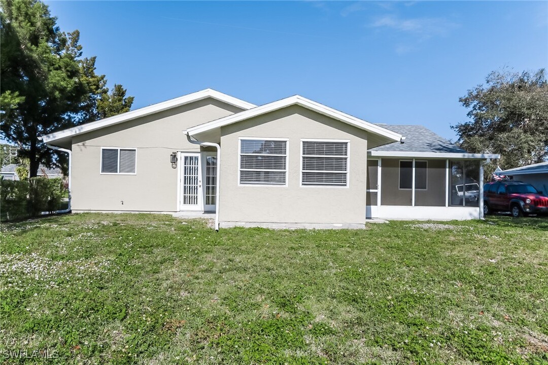 5487 Kenwood Dr in North Port, FL - Building Photo