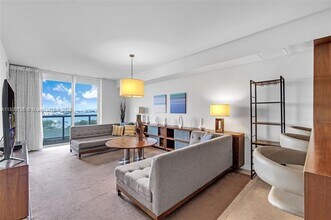 50 Biscayne Blvd, Unit 904 in Miami, FL - Foto de edificio - Building Photo
