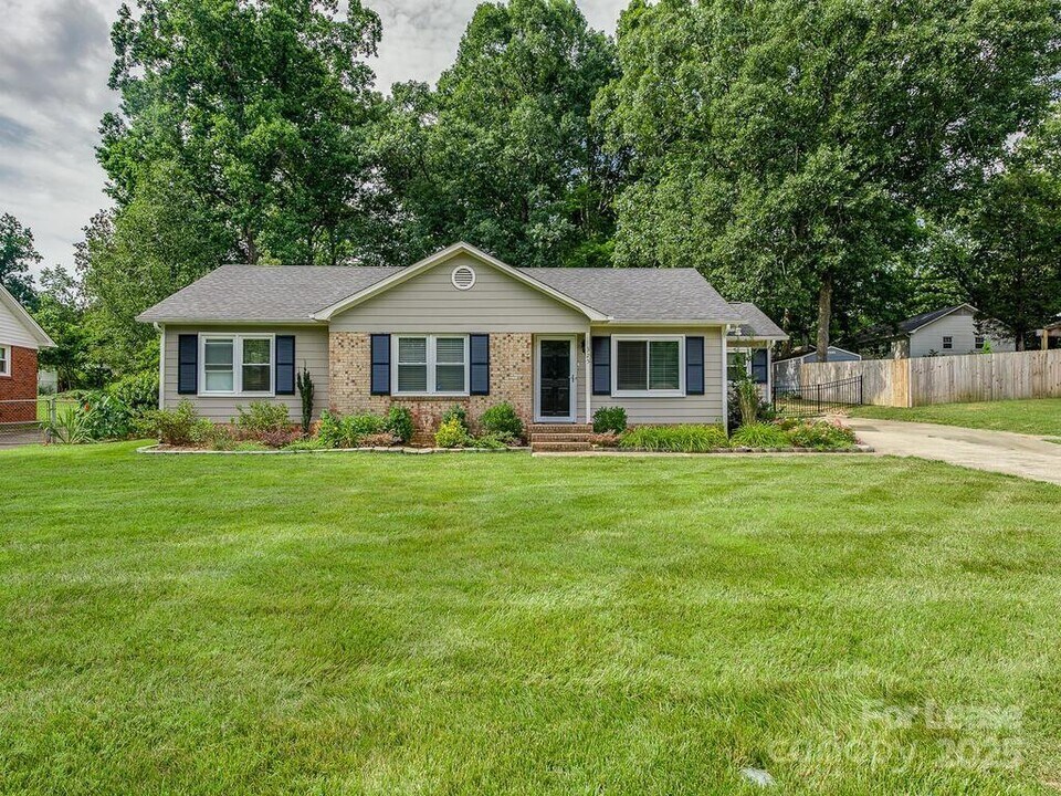 325 Clearbrook Rd in Matthews, NC - Building Photo