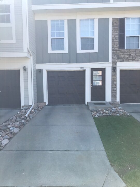12030 E Hoye Dr in Aurora, CO - Building Photo