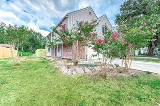 9303 Kingsflower Cir in Houston, TX - Foto de edificio - Building Photo