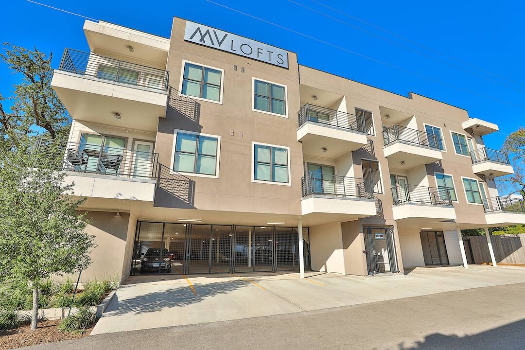 Mt Vernon Lofts in Houston, TX - Building Photo