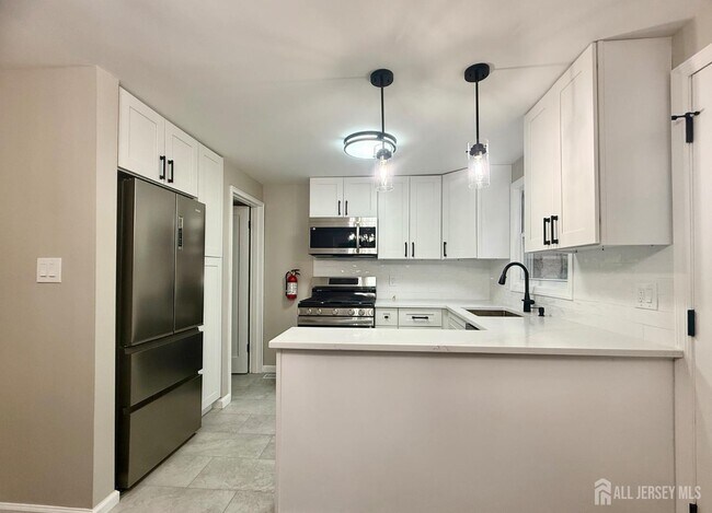 284 Newman St in Metuchen, NJ - Building Photo - Building Photo