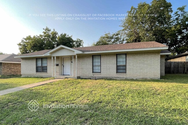 805 Poinsettia Dr in Lancaster, TX - Building Photo - Building Photo