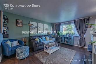 725 Cottonwood Dr in Monroeville, PA - Building Photo - Building Photo