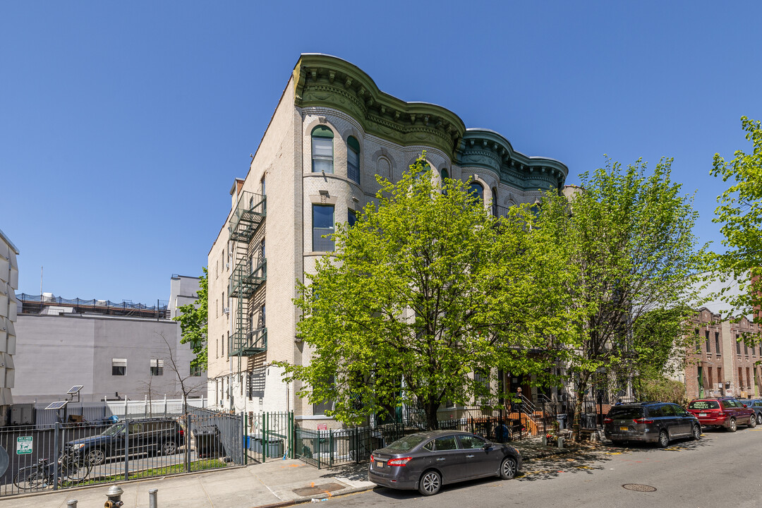 305 Eldert St in Brooklyn, NY - Building Photo