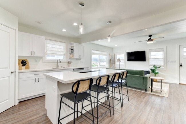 1235 Manulani St in Kailua, HI - Building Photo - Building Photo