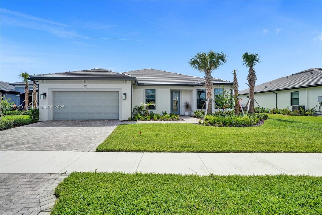 4536 Silverwood Ln N in Oakland Park, FL - Building Photo