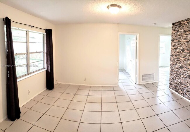 5939 NW 19th St in Lauderhill, FL - Building Photo - Building Photo