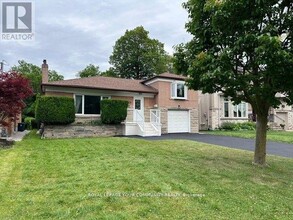 275 Betty Ann Dr in Toronto, ON - Building Photo - Building Photo