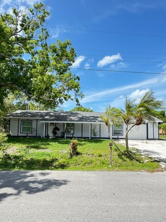 4452 Worcester Rd in Sarasota, FL - Building Photo