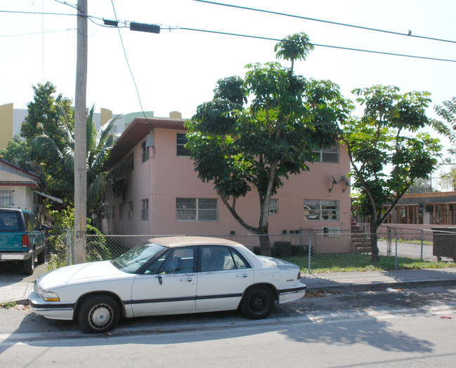 2611 NW 24th Ave in Miami, FL - Building Photo - Building Photo