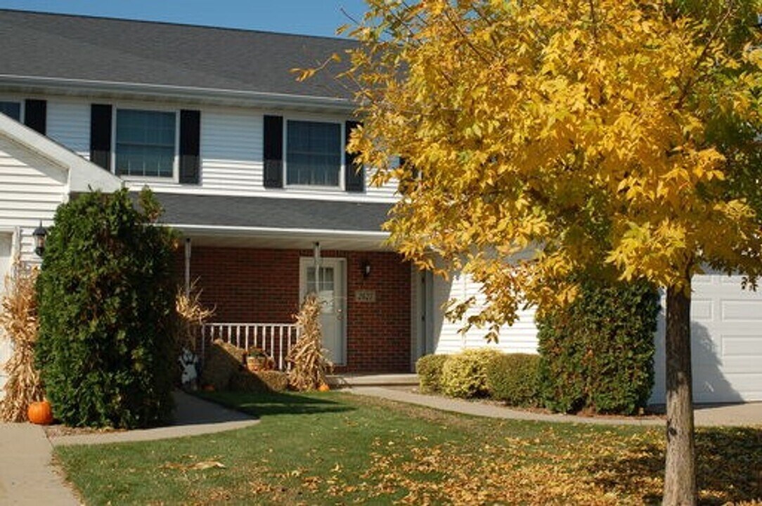 2615-2625 Wisconsin St in Oshkosh, WI - Building Photo