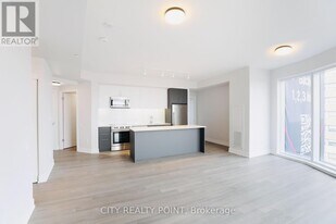 2525 Bathurst St in Toronto, ON - Building Photo