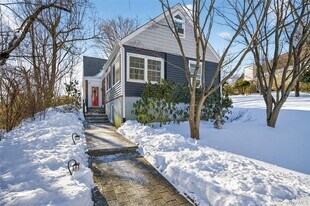 108 La Rue Dr in Huntington, NY - Building Photo