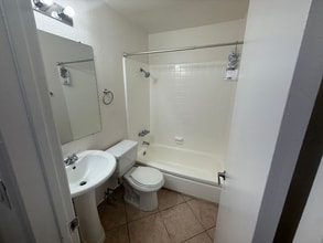 15525 Nordhoff St in Los Angeles, CA - Building Photo - Building Photo
