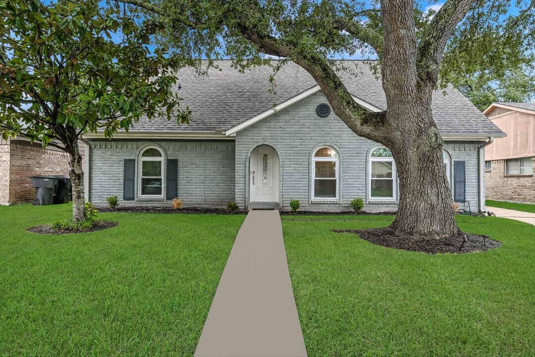 7923 Dawnridge Dr in Houston, TX - Building Photo