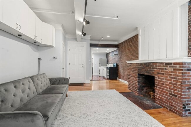 244 Beacon St, Unit 2 in Boston, MA - Building Photo - Building Photo