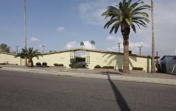 Palm View Manor in Phoenix, AZ - Building Photo - Building Photo