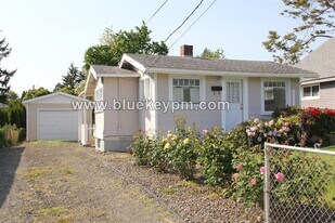 10911 SE Myrtle St in Milwaukie, OR - Building Photo