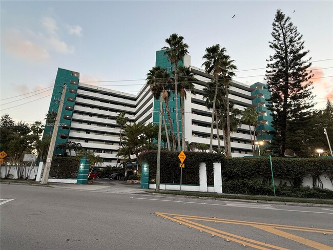 1700 NW N River Dr in Miami, FL - Building Photo - Building Photo