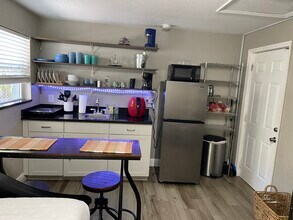 6344 Old Main St, Unit #A in New Port Richey, FL - Foto de edificio - Building Photo