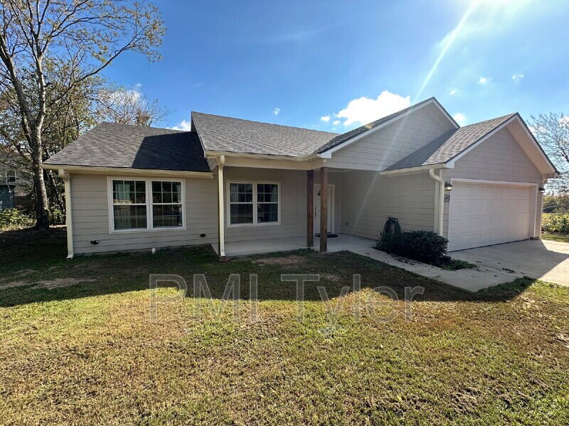 1109 Engle St in Mineola, TX - Building Photo