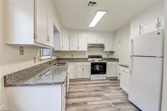 115 S Mendenhall St, Unit D in Greensboro, NC - Foto de edificio - Building Photo