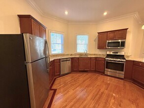 406 Medford St, Unit 1 in Somerville, MA - Foto de edificio - Building Photo