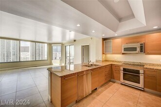 222 Karen Ave in Las Vegas, NV - Building Photo - Building Photo