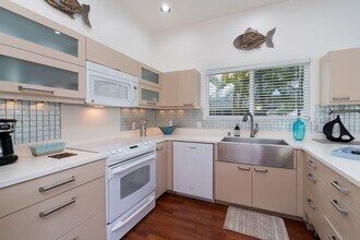 1087 Keolu Dr in Kailua, HI - Building Photo - Building Photo