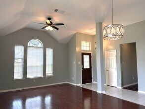 8739 Saratoga Dr in Sugar Land, TX - Building Photo - Building Photo
