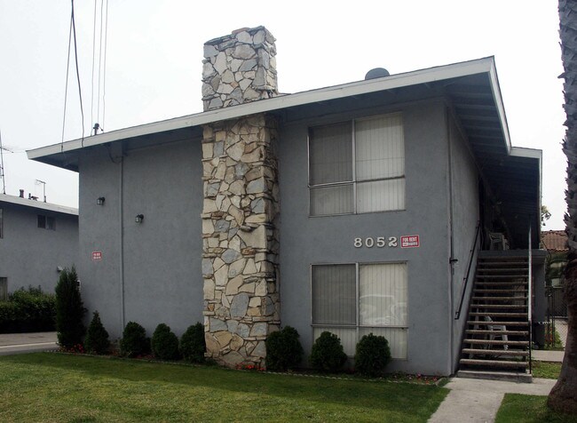 8052 Whitaker St in Buena Park, CA - Foto de edificio - Building Photo