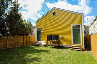 2415 1st St, Unit 2415 in New Orleans, LA - Foto de edificio - Building Photo