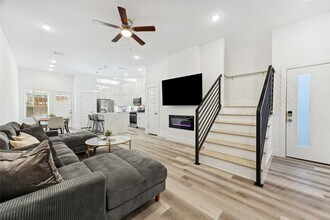 3828 Noah St in Houston, TX - Foto de edificio - Building Photo