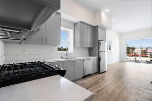 3308 Mentone Ave in Los Angeles, CA - Building Photo