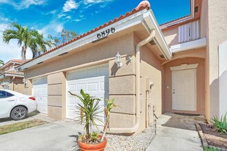 6896 Brook Hollow Rd in Greenacres, FL - Foto de edificio - Building Photo