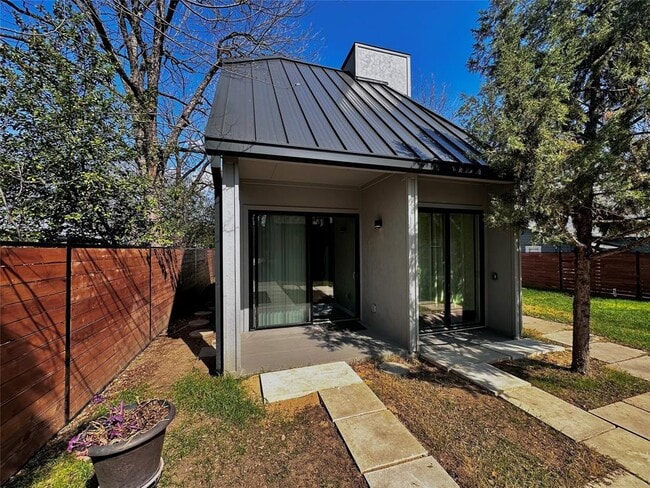 property at 914 E 39th St