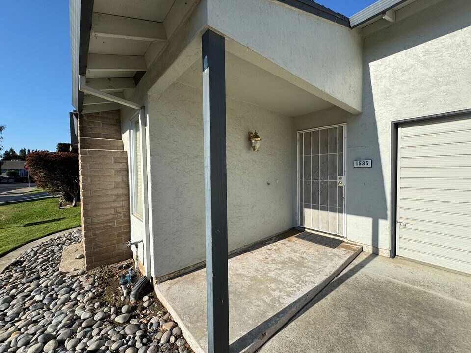 1525 S Fairmont Ave in Lodi, CA - Building Photo