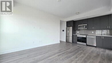 3240 William Coltson Ave in Oakville, ON - Building Photo - Building Photo