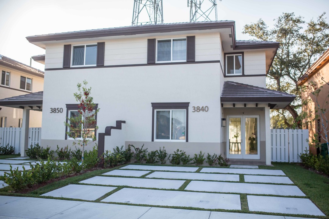 Barnes Park Townhomes in Miami, FL - Building Photo