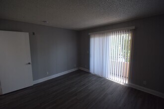 21350 Parthenia St in Los Angeles, CA - Building Photo - Building Photo