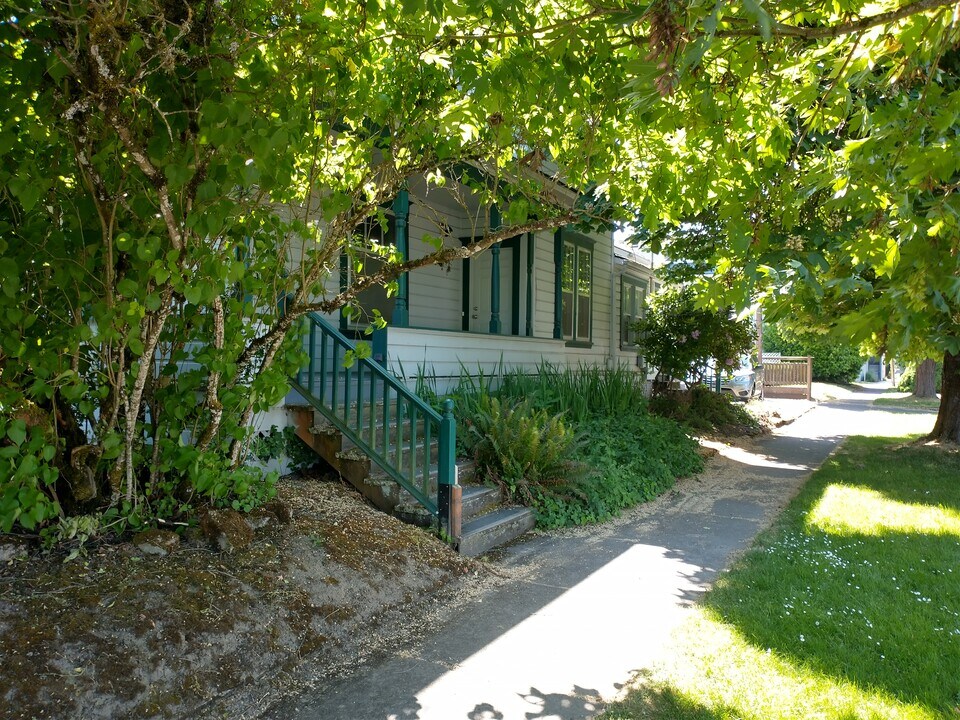 704 SW 3rd St in Corvallis, OR - Building Photo