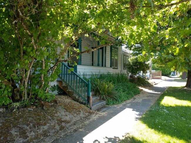 704 SW 3rd St